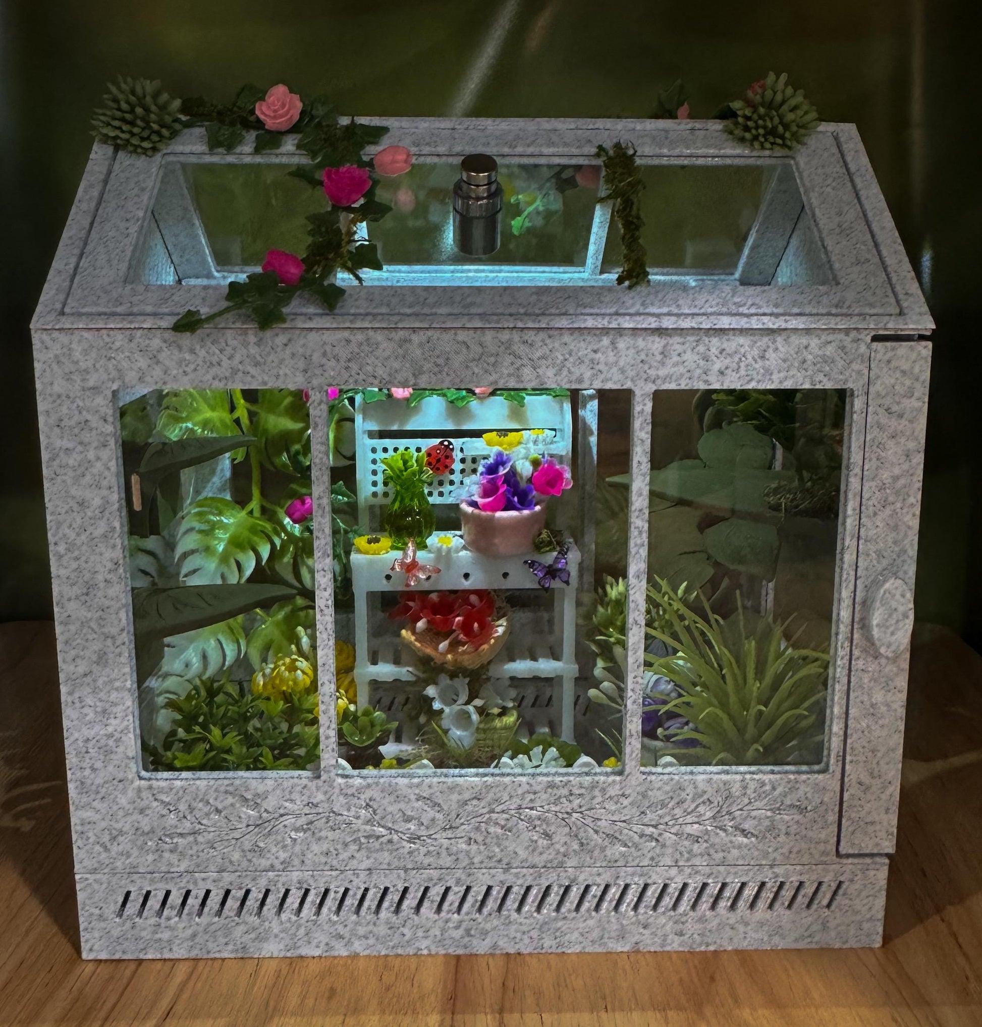 Decorated Greenhouse Jumping Spider Enclosure, Magnetic Front and top opening - Black Marble